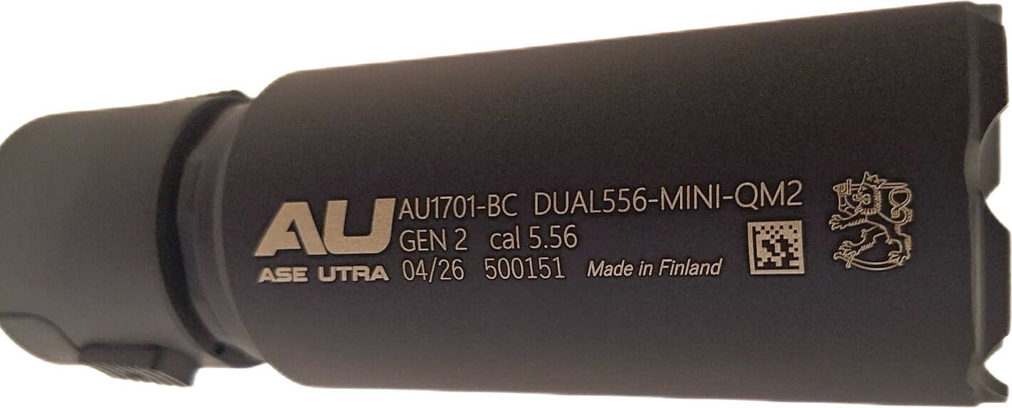 Ase Utra DUAL556-MINI GEN2, QM2 + Suomen Leijona laseroituna Ase Utran merkintöjen jatkeena SAKO ARG S40 OSTANEILLE Black Ceracote