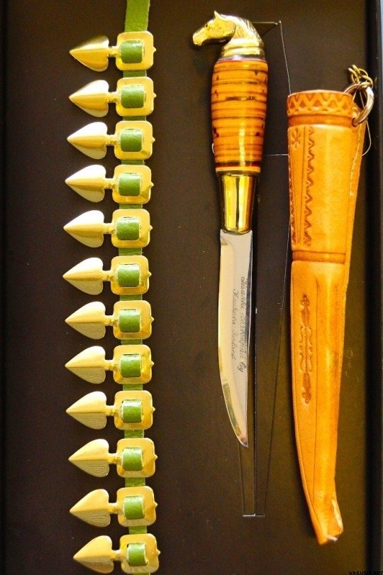 Iisakki Järvenpää Naisten puukko ja helakoru Tuppi vaalea, helakoru messinki