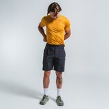 Model is 189 cm tall and wears size M.