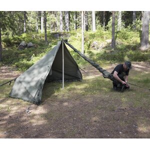 Ovipala on rullattu kasaan ja seinäpala seisoo keskisalon varassa ikäänkuin päivälaavuna