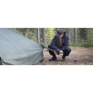 Sivukiristys: Hawu -teltan saumat jatkuvat joka kulmasta löytyvään pikakiristimeen. Kulman muoto, kulmapala, pikakiristin ja kestävä kiristysnauha mahdollistavat Hawu teltan nopean ja kätevän pystytyksen. Teltassa ei ole sivusalkoja, eikä tukikaaria, vaan teltta pysyy muodossaan huippulenkin ja kireäksi pingotettujen kulmien varassa. Voidaan sanoa, että Hawu teltta kelluu irti maasta. Kulmien muotoa ja pikakiristyssolkea on tuotekehityksessä hiottu viimeisen päälle, jotta sivukiristys on varma ja toimiva.