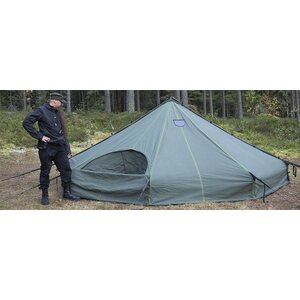Oviaukko: Oviaukko on kaaren mallinen, jolloin avaus ja sulku onnistuu yhdellä luonnollisella käden liikkeellä. Oviaukon vetoketju on jämäkkä ja kestävä. Oven läppä taittuu alas, jolloin vetoketju ei jää jalan alla tulilinjalle. Vinkki: Jos haluat oviaukon vetoketjuun lisää käyttömukavuutta, laita vetimeen pätkä narua. Tällöin avaus helpottuu vaikka olisi rukkaset käsissä. Oviaukko on korotettu maasta ja siihen  on jätetty tarkoituksellisesti kynnys. Hawu telttaan astutaan sisälle, eikä kontata märässä sammalikossa.