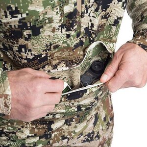 The zippered center pocket keeps necessities close at hand and organized for easy access.