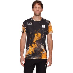 Model is 189cm and wears a size M.
