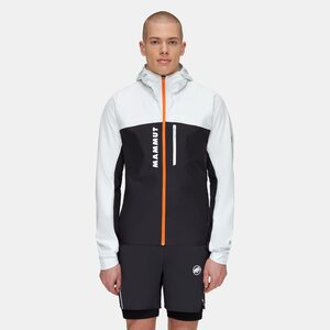 Model 187 cm and wears size M.