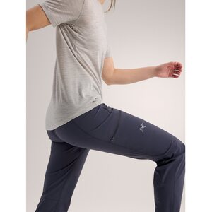 Model Measurements Height: 5'9"/175.3cm Chest Width: 34"/86.4cm Waist: 25"/63.5cm Hip: 32"/81.3cm Wearing Size: 4