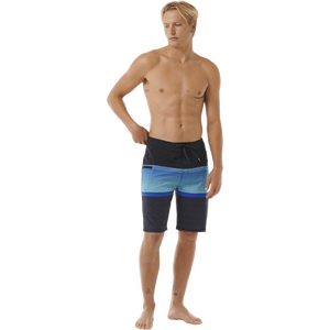 Model is 1,83 m tall and wears size 32.