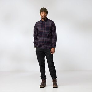Model is 189 cm and wears size M.