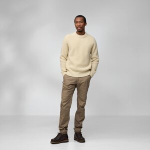 Model is 189 cm and wears size M.