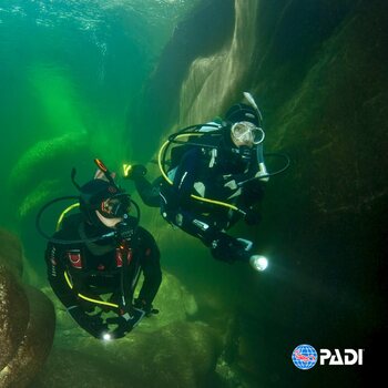 PADI Open Water Diver miniryhmässä (2hlö) - laitesukelluksen peruskurssi kuivapukuluokituksella (OWD+Dry Suit Specialty)