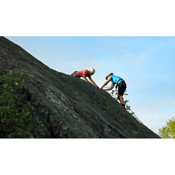 Adventure Partners Sporttiliidikurssi kalliolla