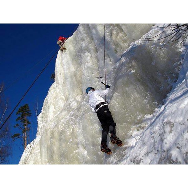 Adventure Partners Jääkiipeilyä Kiipeilyurheilijoiden jäsenille Pirunkallion jääputouksella